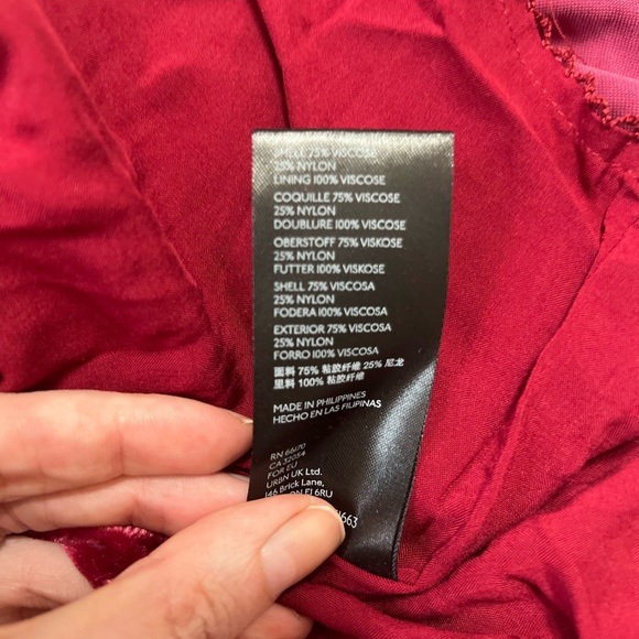 By ANTHROPOLOGIE Connie Crushed Red Velvet Mini Skirt Ruched Side Slit
NWT 16 - Picture 8 of 13